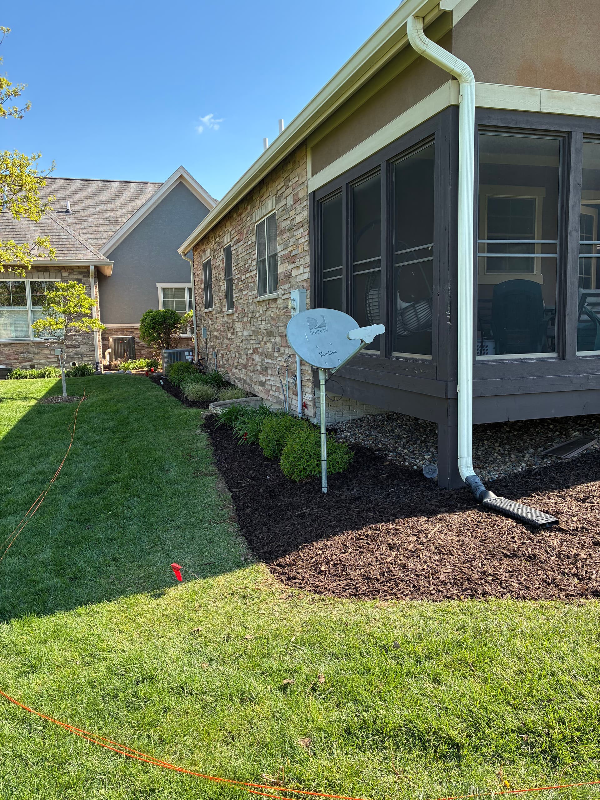 Gallery photos for Fresh Mulch and Clean Bed Edges Give This Property a New Look: Image #6