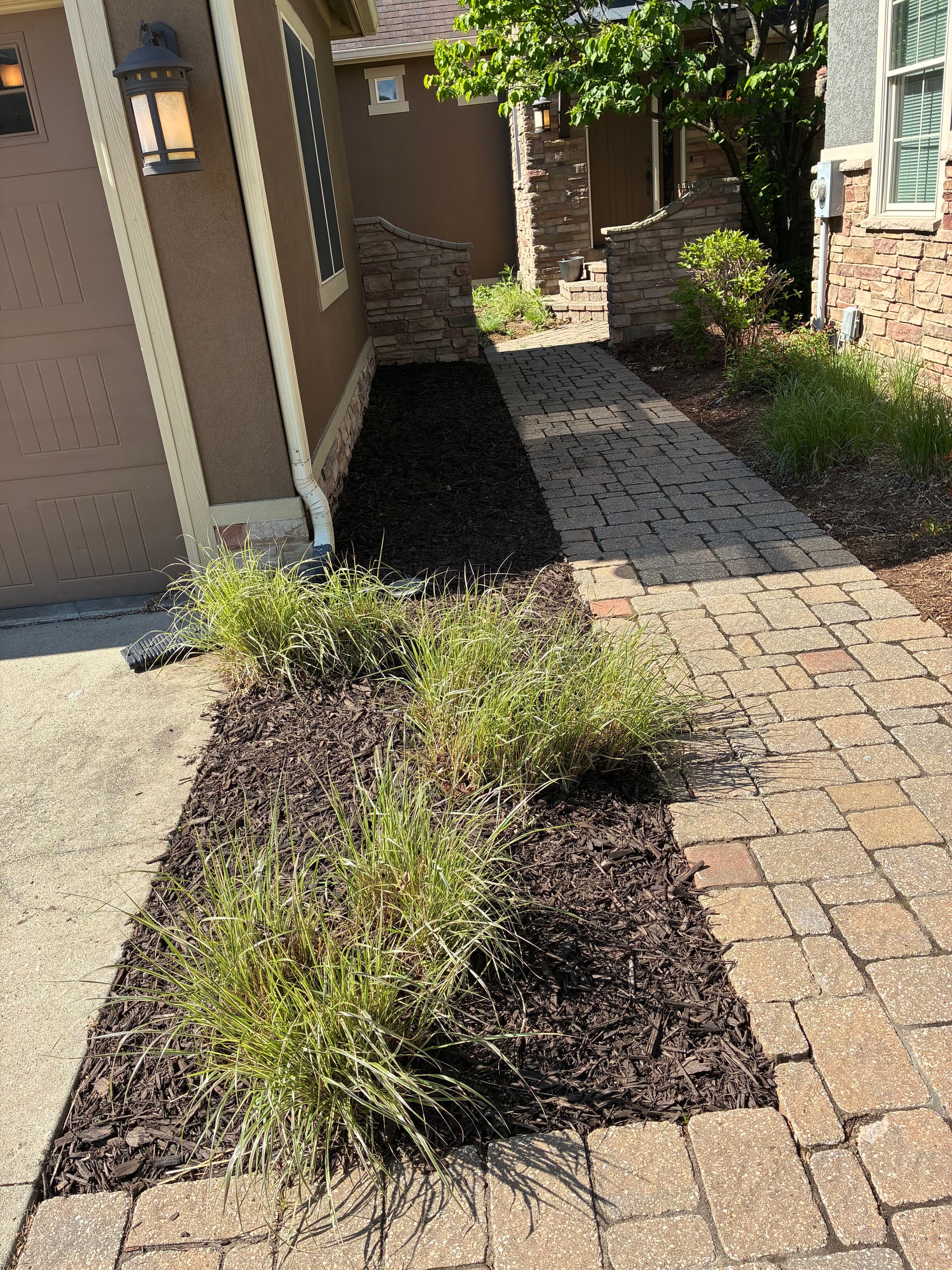 Gallery photos for Fresh Mulch and Clean Bed Edges Give This Property a New Look: Image #4