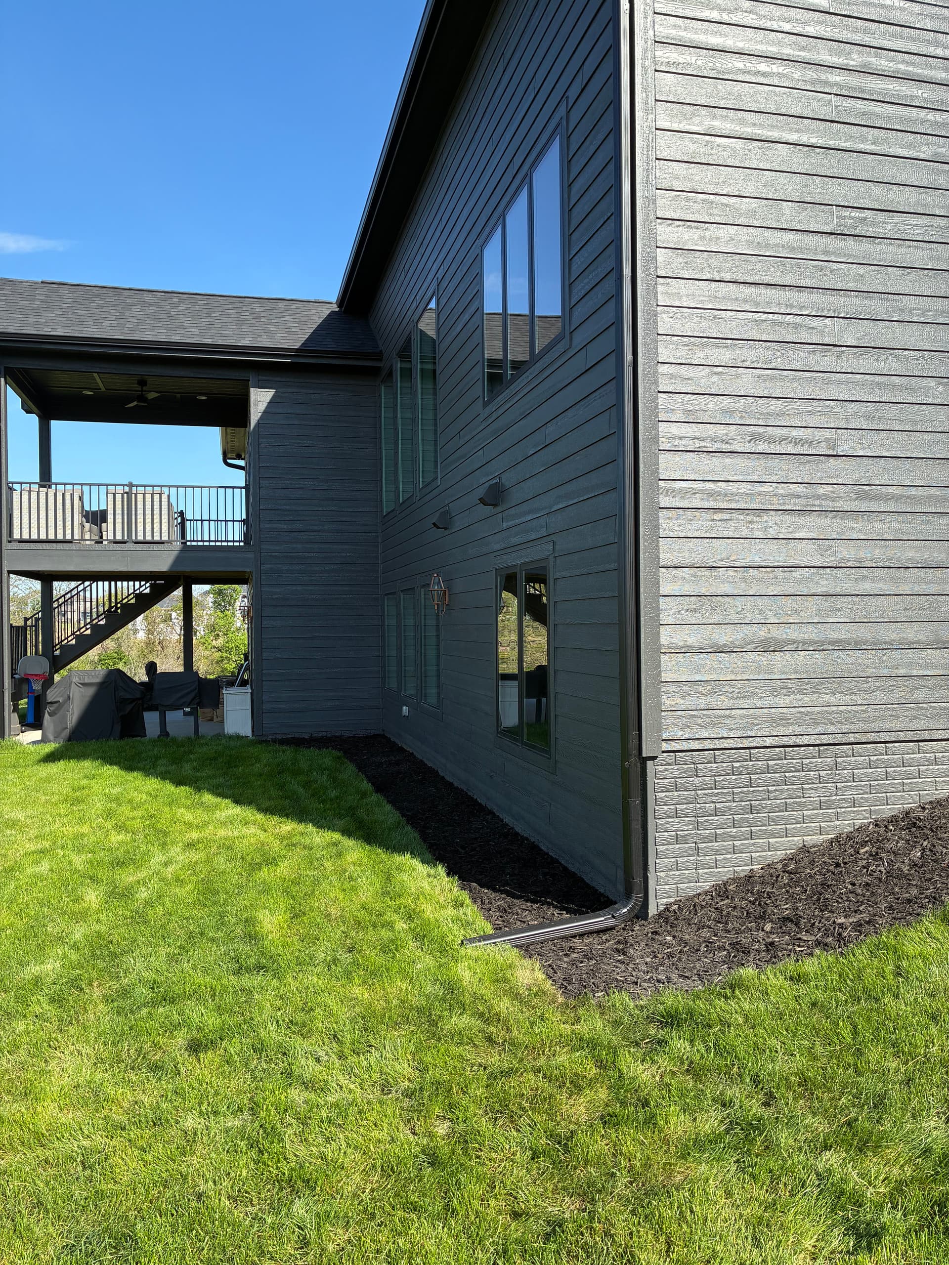 Gallery photos for Fresh Black Mulch Beds Sharpen a Norwalk Property: Image #4