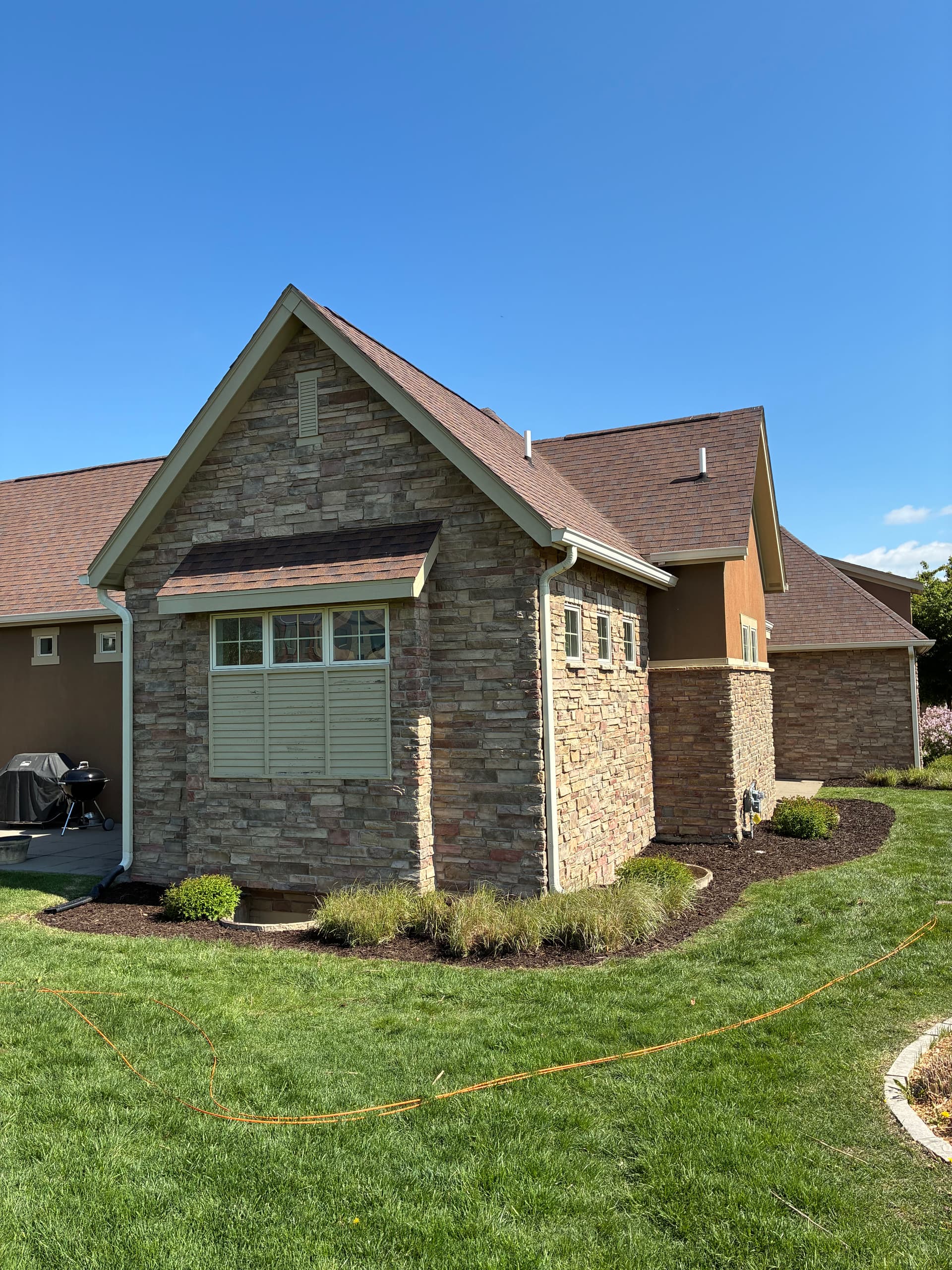 Gallery photos for Fresh Mulch and Clean Bed Edges Give This Property a New Look: Image #3