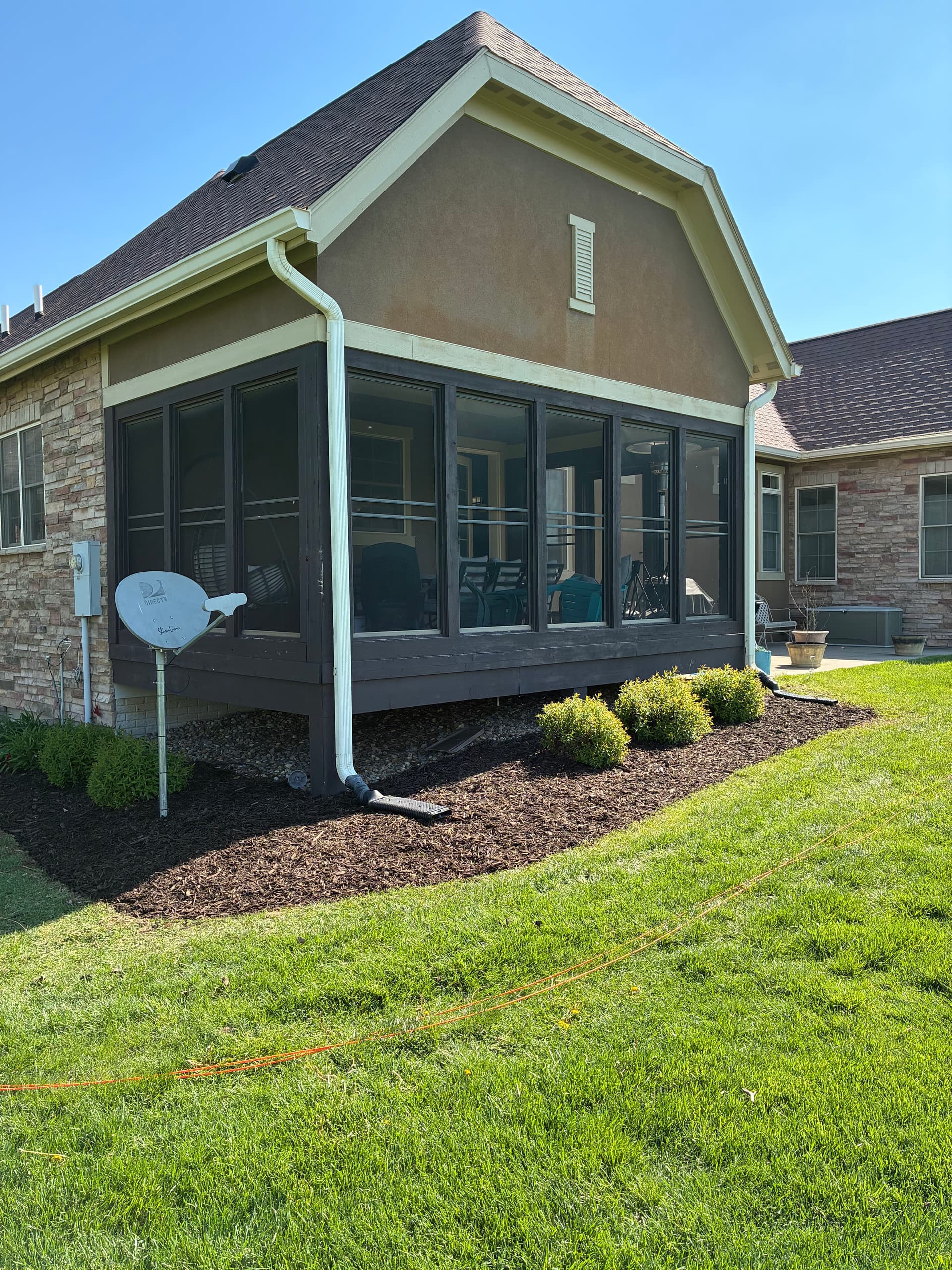 Gallery photos for Fresh Mulch and Clean Bed Edges Give This Property a New Look: Image #5