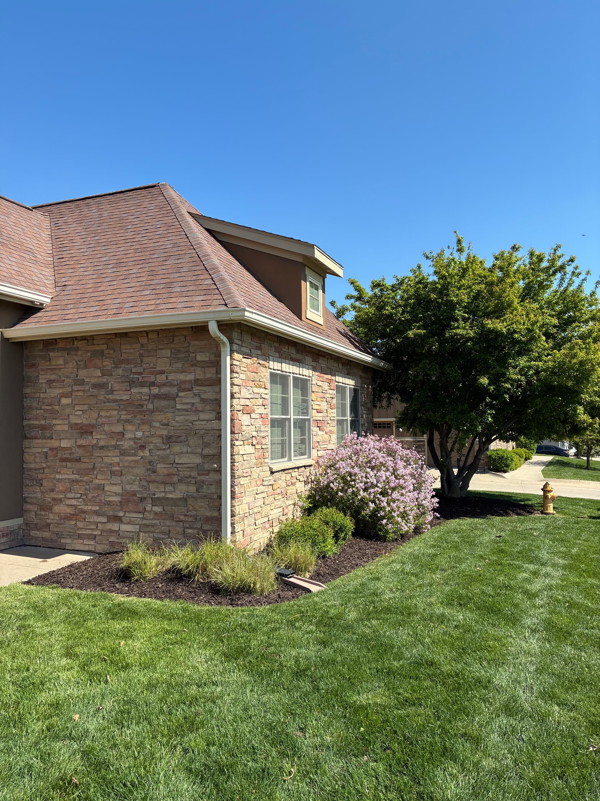 Gallery photos for Fresh Mulch and Clean Bed Edges Give This Property a New Look: Image #1