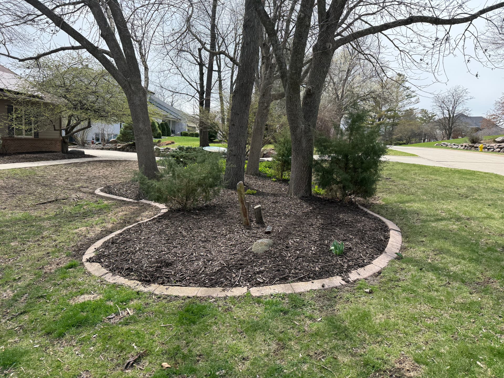 Gallery photos for Full Bed Tear-Out Spring Cleanup and Re-Mulch in West Des Moines: Image #5