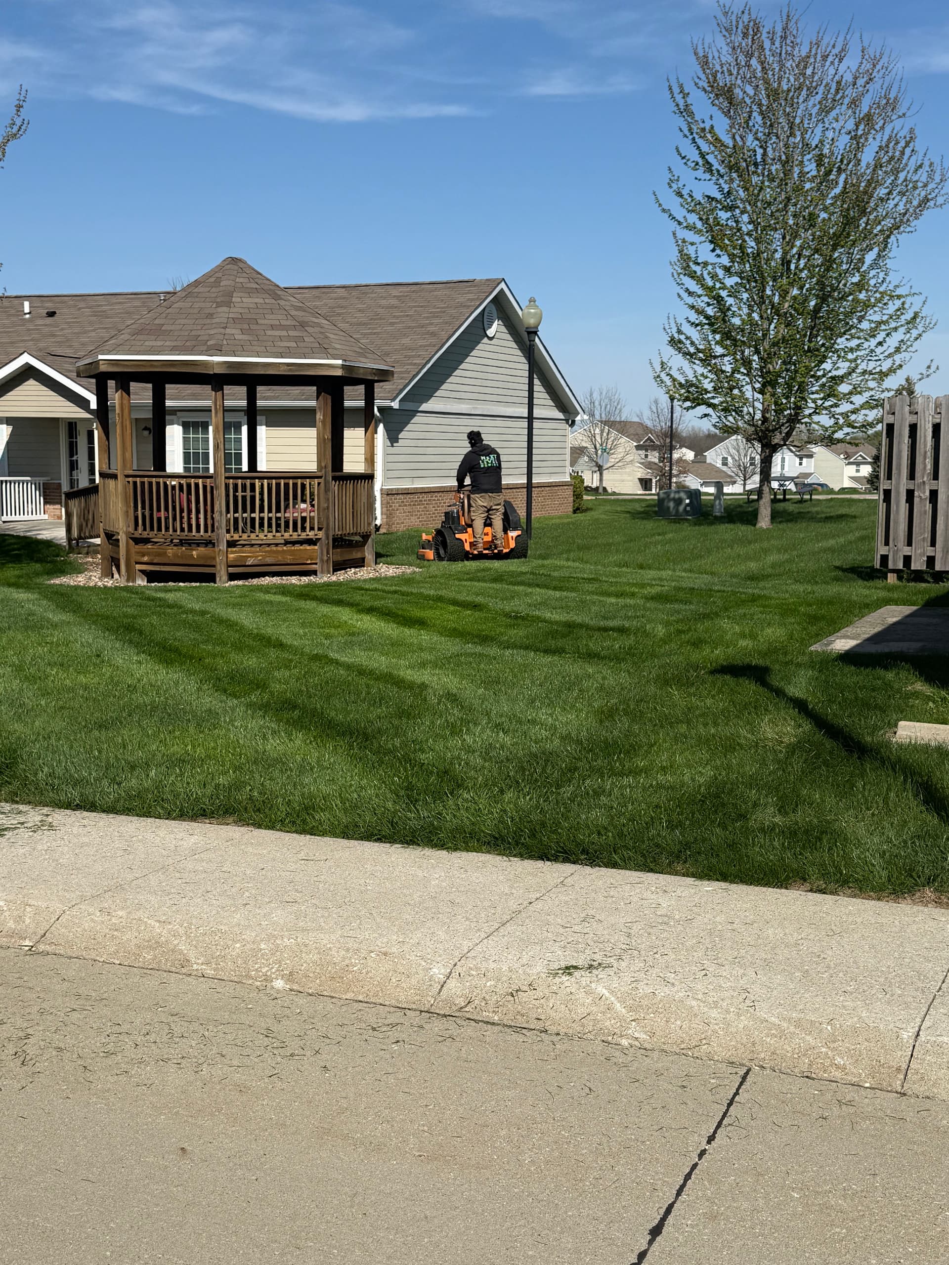 Gallery photos for HOA Lawn Mowing Done Right Across 78 Homes: Image #2