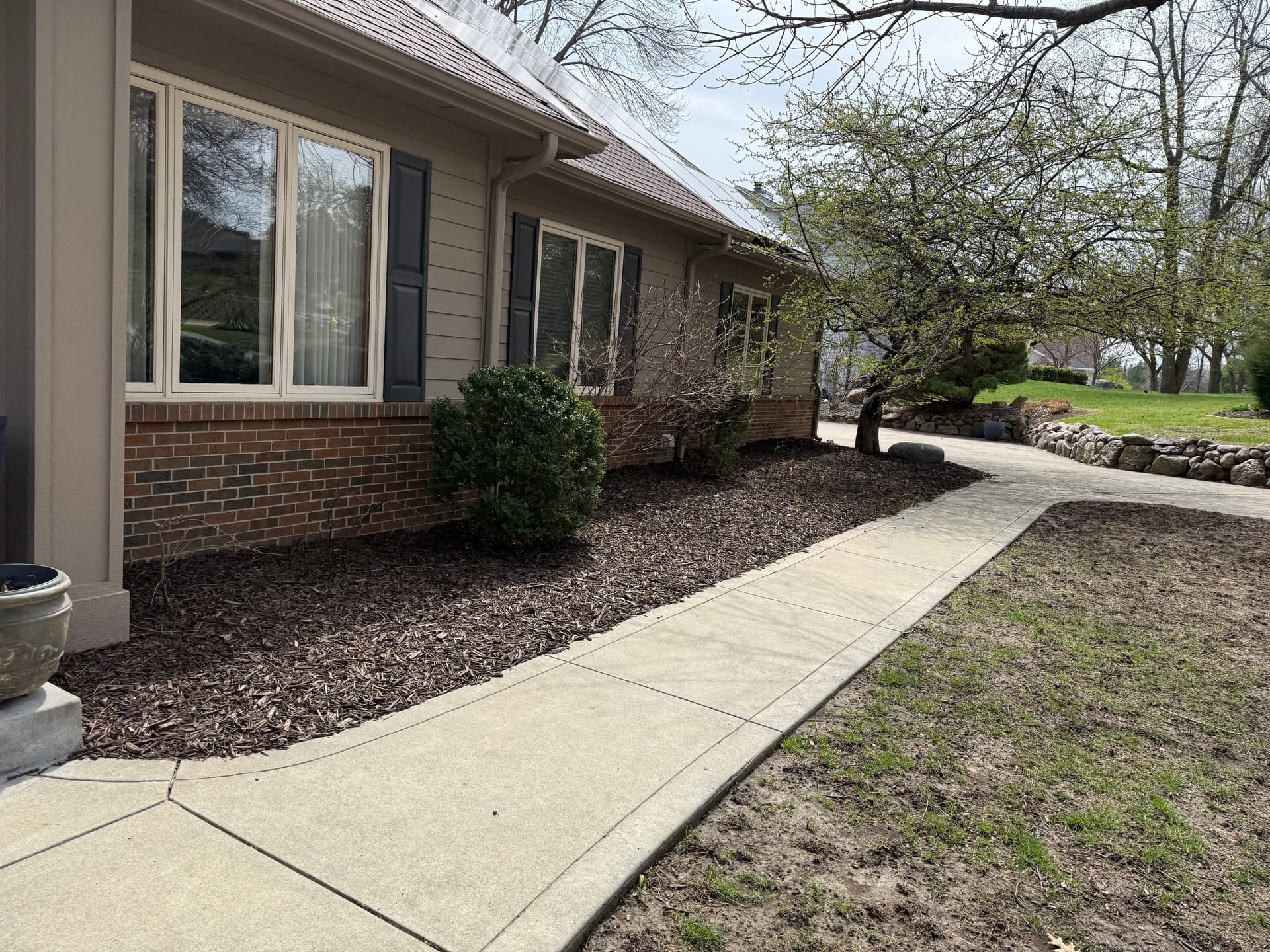 Gallery photos for Full Bed Tear-Out Spring Cleanup and Re-Mulch in West Des Moines: Image #1