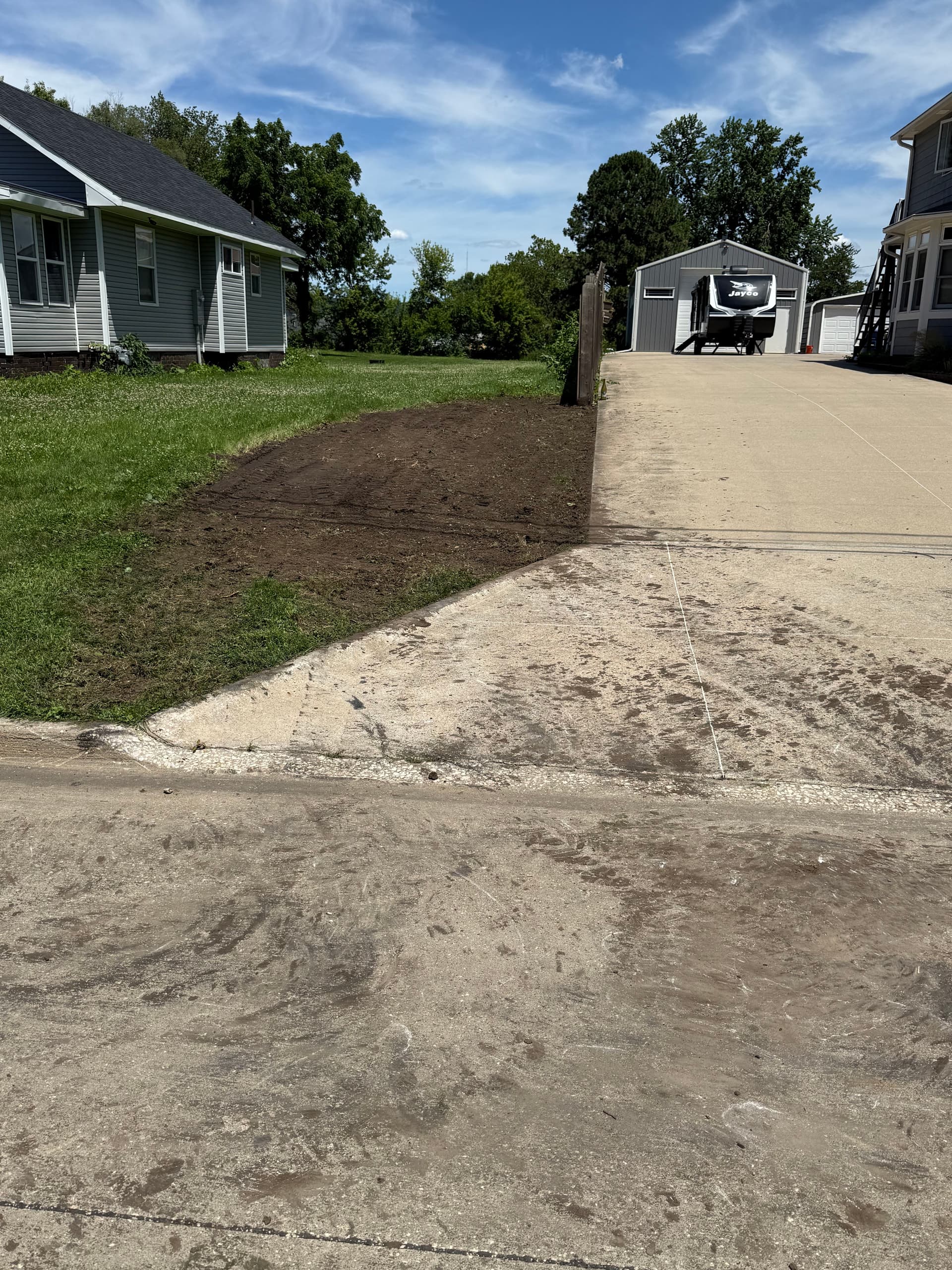 Gallery photos for Overgrown Flower Bed Cleared and Prepped for Grass: Image #4