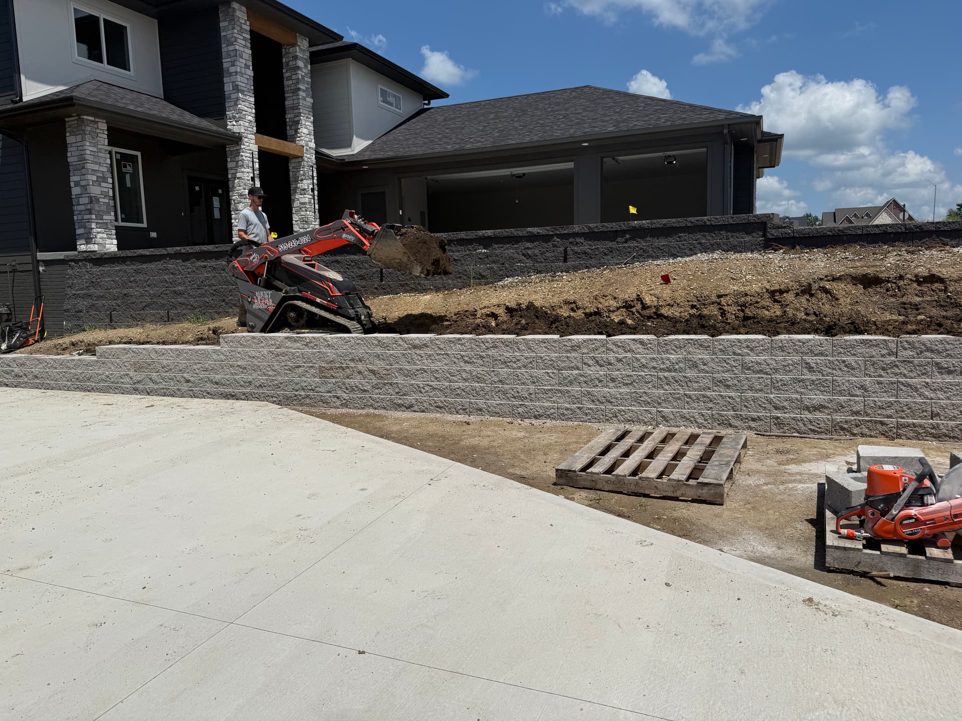 Gallery photos for Iowa Home Show Retaining Wall Build Done Right: Image #4